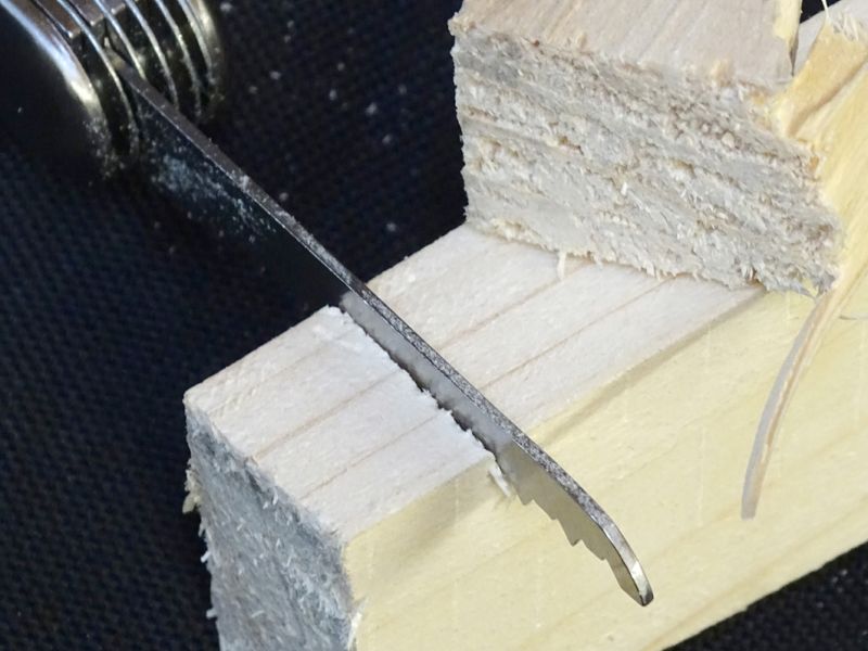 Také pilky na dřevo fungují u všech testovaných nožíků.