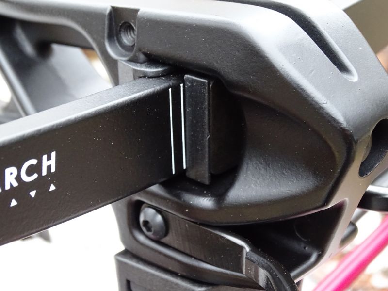 Detail uchycení reflexního lučiště (nátahového ramene) v duralovém těle kuše.