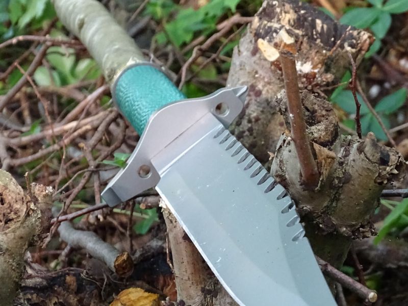 Pohled na oštěp přes ostří nasazeného nože.