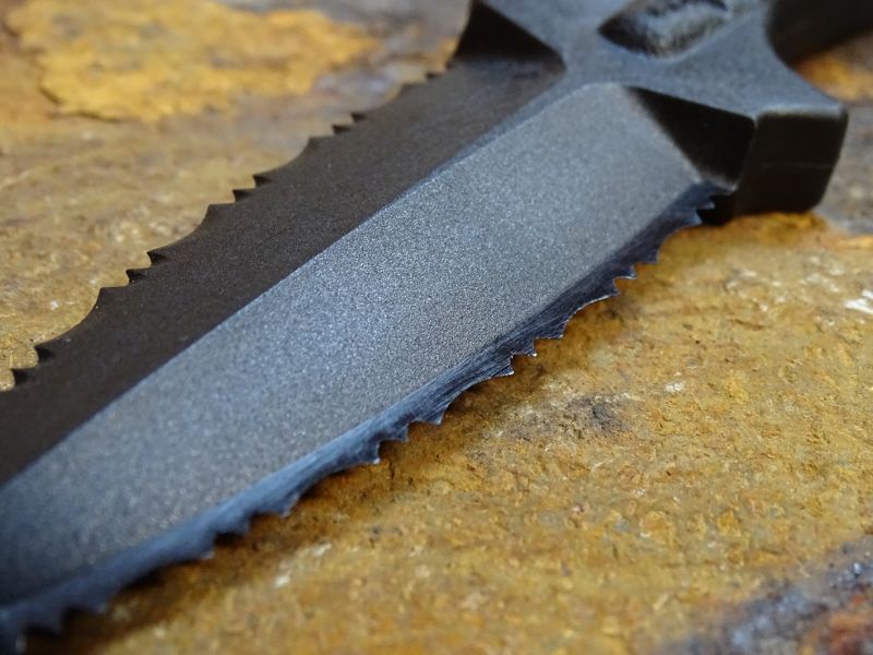 Zubaté ostří dýky lze nouzově použít k reálnému řezání měkkých materiálů.