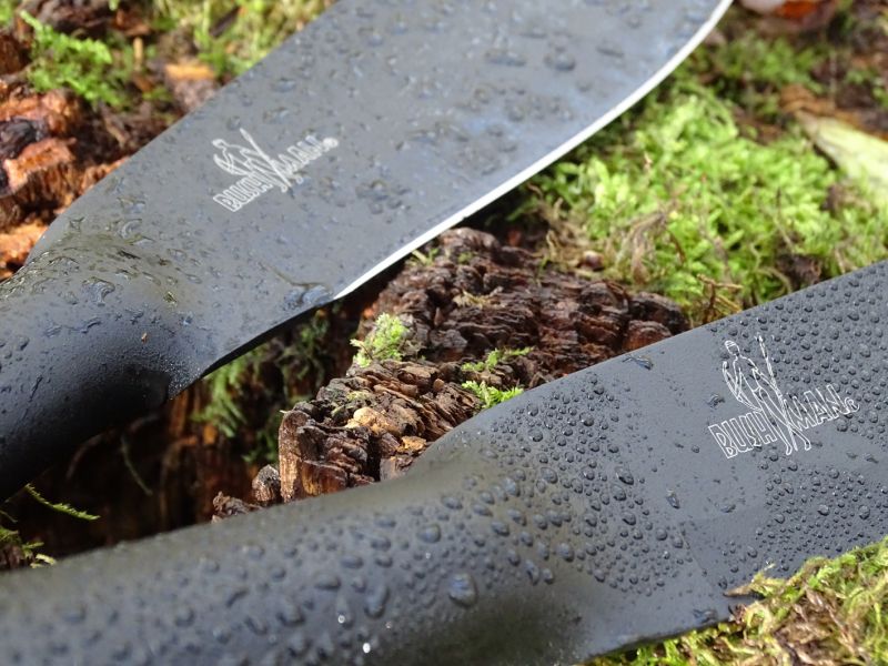 Oba Bushman nože jsou svojí konstrukcí i pojetím přímo předurčeny pro lehčí, ale i středně těžké práce. Oba nože nesou na celém svém povrchu (vyjma samotné ostří) nátěr zamezující případné korozi. Nože nejsou vyrobeny z nerezové oceli.