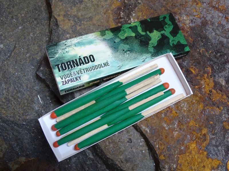 Super sirky Tornádo. Tyto 87 milimetrů dlouhé masivní sirky hoří nejen v děšti a větru, ale i po ponoření do vody! Často se používají pro zážehy zápalnic u demoličních prací či ohňostrojů.
