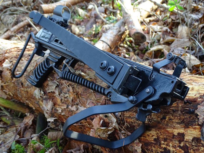 Ve složeném stavu Falcon měří na délku 540 mm, na šířku 150 mm a na výšku 200 mm. V rozloženém stavu je Falcon dlouhý až 920 mm. Se zasunutou ramenní opěrou pak 665 mm. Kuše je široká 740 mm a vysoká 20 mm. Hmotnost Falconu je 2,7 kg.