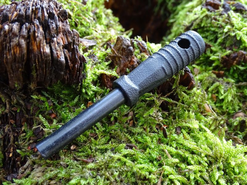 Každý z nožů je standardně vybaven křesadlem,které je umístěno ve zvlášť vytvořené kapse na polymerovém pouzdře. Samotné křesadlo je opatřeno závěsným otvorem a tak může být v případě potřeby nošeno samostatně například na šňůře zavěšené na krku – takto o něj nepřijdete ani při rychlém pohybu, skocích nebo třeba při nárazu pouzdra nože na tvrdý podklad, kdy by mohlo hrozit, že křesadlo z kapsy vypadne.