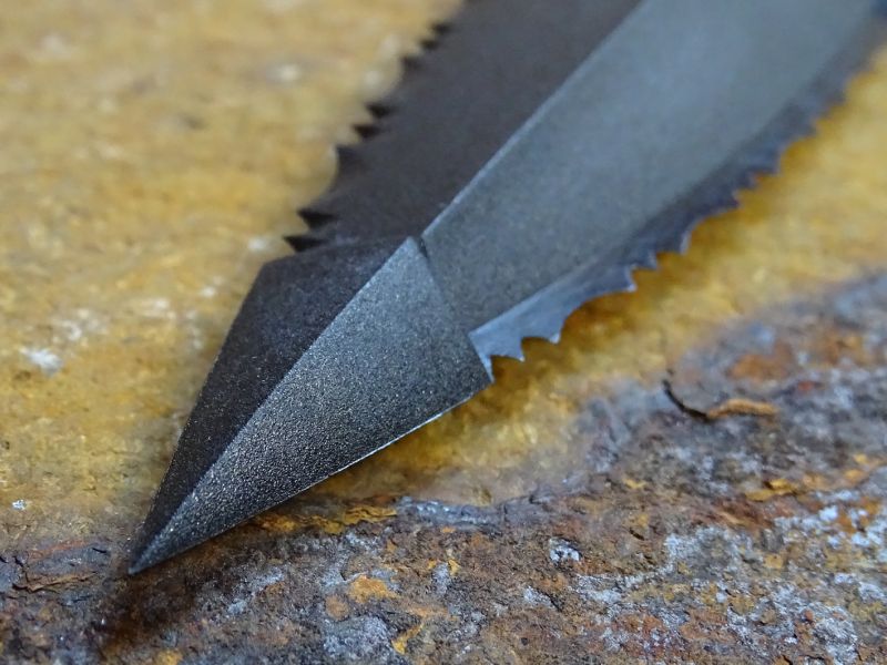 Z tohoto pohledu je vidět, že i přes svoji masivnost je hrot dýky tvarován pro co nejlepší průnik.
