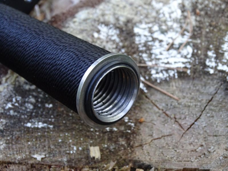 I u dvojky má Rambo nůž „O“ kroužek na konci rukojeti pro omezení vnikání vlhkosti a vody do dutiny.