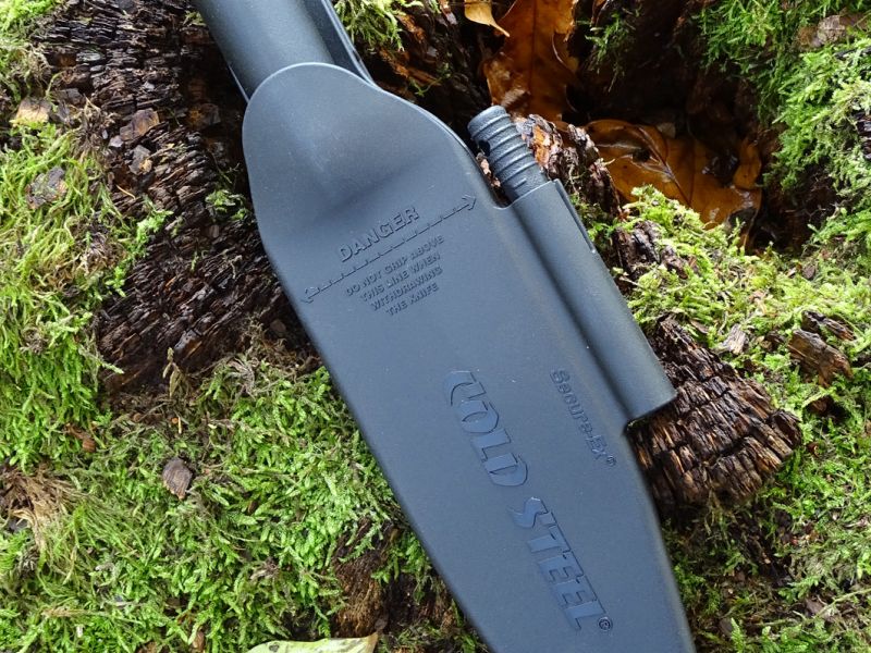 Polymerové pouzdro i u Bowie Blade Bushmanu pěkně kopíruje samotný tvar nože a nůž také v tomto případě v pouzdře dobře sedí. To ocení každý, kterému vadí mnohdy nepříjemné klepání oceli nože o plast pouzdra.