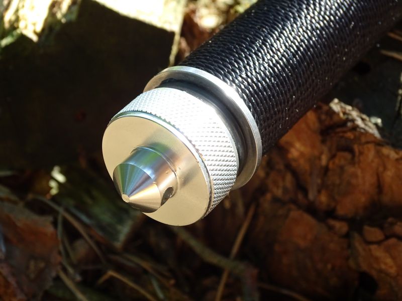 Dvojka má u repliky vytvořen trn pro rozbíjení skla, vzhledem k použitému materiálu (tvrzený hliník), ale bude jeho funkčnost diskutabilní. V samotném filmu se trn na noži neobjevuje.