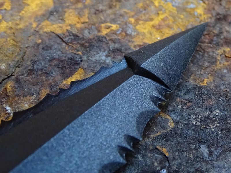 Prohlédněte si detail řešení masivně dimenzovaného hrotu dýky.