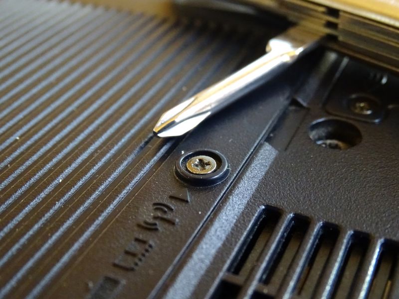 Bezproblémové jsou i v nožících integrované ploché a křížové šroubováky.