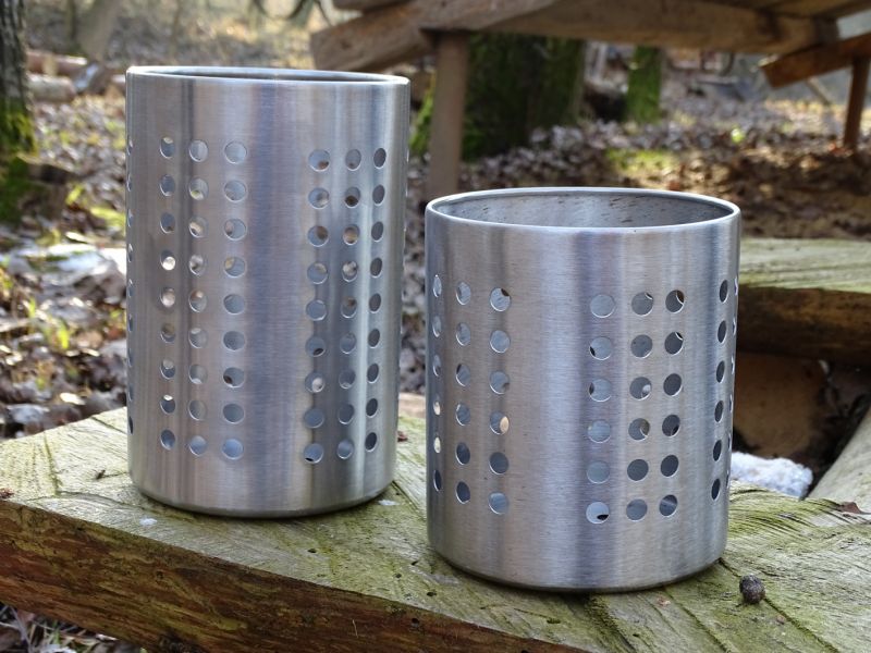 I nižší IKEA dřívkáč funguje dobře a spolehlivě. Oheň v něm rozděláte snad i lépe než ve vyšší variantě, protože nemusíte vkládat podpalovač tak hluboko. Prozměnu zase do něj nedáte delší kousky dřeva či klacíků. Na snímku vedle si můžete prohlédnout výškový rozdíl obou variant.