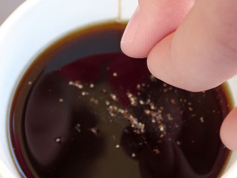 Nechci zde dělat reklamu jednomu řetězci rychlého občerstvení, ale právě tady si můžete čaj nebo kávu s pepřem dopřát. Například u jiného a také velkého řetězce, kde se dobře profláklo ostré kuře, hygienicky zabalený pepř nenajdete. Tedy alespoň zatím. Takže když se vrátím k „mekovi“ dám si tady ráda obyč kafe nebo čaj a vezmu si jeden sáček pepříku. Jasně, že ho do kafča nebo čaje nevysypu celej. Přidám špetku a hned se mi po dé jedničce upaluje zase o trošku příjemněji...