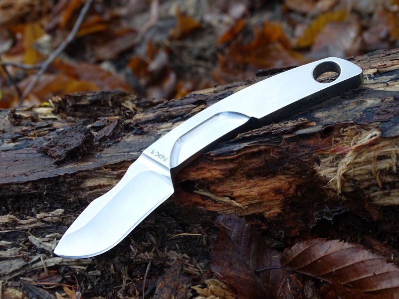 Ocel použitá na výrobu N.K.1 (N690) je jakýmsi ekvivalentem oceli 440C. Výborně drží ostří a je velmi dobře korozivzdorná. Vykazuje také výborné řezné vlastnosti. Nůž N.K.1 je vlastně obrobkem jediného kusu této špičkové nožířské oceli. Nůž je celkově dlouhý 128 milimetrů. Čepel dosahuje délky 51 milimetrů. Tloušťka čepele je 3 a tloušťka rukojeti 6 milimetrů. Hmotnost nože je 57 gramů a hmotnost nože spolu s pouzdrem pak 87 gramů. Průměr kruhového otvoru na konci rukojeti je 10 milimetrů.