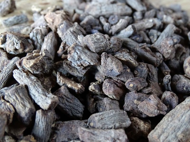 Pampeliškovou kávu můžete připravit i jen z velmi hrubých kousků upraženého kořene. Louhujte ale déle (asi 10 minut) pak můžete slít, anebo pít tak, jak je. Bezproblémově si můžete do stejného hrnku připravit i lidově zvaný druhák.