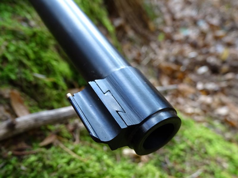 Mechanická mířidla, která jsou standardně dodávána se zbraní jsou velmi precizně vyrobena a také slícována. Jsou velmi robustní a tak je hned tak nepoškodíte. Záměrný bod mušky je tvořen mosaznou tečkou kruhového průřezu. Barva mosazi pěkně kontrastuje s tělem mušky, které je černěné (i v případě nerezového provedení zbraně). Hledí je také u obou ráží pušek stejné a je sklopné konstrukce (pokud je nepoužíváte, můžete hledí sklopit). Hledí je výškově stavitelné za pomoci dvou malých šroubků.