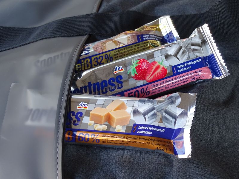 SPORTNESS tyčinky si můžete vybrat v řadě příchutí a hned ve třech řadách dělených podle obsahu bílkovin. Již nejnižší řada obsahuje 32%, střední zřejmě bude nejprodávanější plnou polovinu, tedy 50% a pak tu máme favorita na bílkovinu v hodnotě 60%.