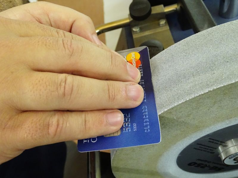 Udělat z platební karty věc podobnou noži není vůbec nic složitého. Stačí její jednu stranu nabrousit. Je pravda, že to chce trochu umu, ale spíše trochu zkušeností – prostě si pár karet nabrousit, aby člověk získal jakýsi grif na tu správnou ostrost. K nabroušení lze samozřejmě použít speciální brousící brusky, ale stejně dobře dokážete kartu nabrousit i v přírodě o vhodný kámen (výborně se osvědčil pískovec), anebo ve městě, kde vám velmi dobře poslouží betonová zámkovka nebo betonový obrubník u chodníku nebo silnice.