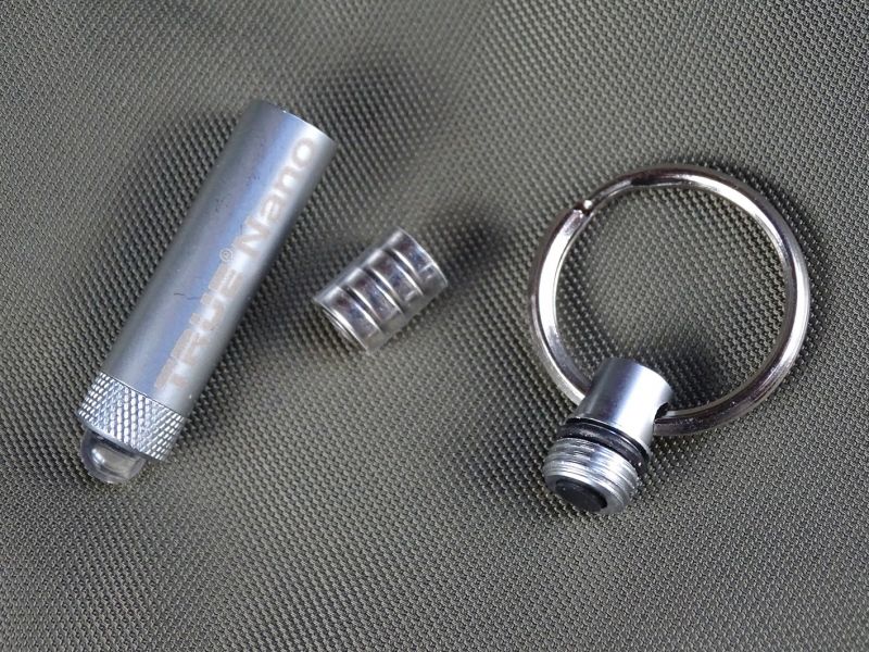 Rozložená svítilna podtrhuje její konstrukční jednoduchost a je pěkně vidět čtveřice knoflíkových baterií i těsnící kroužek na závitu.