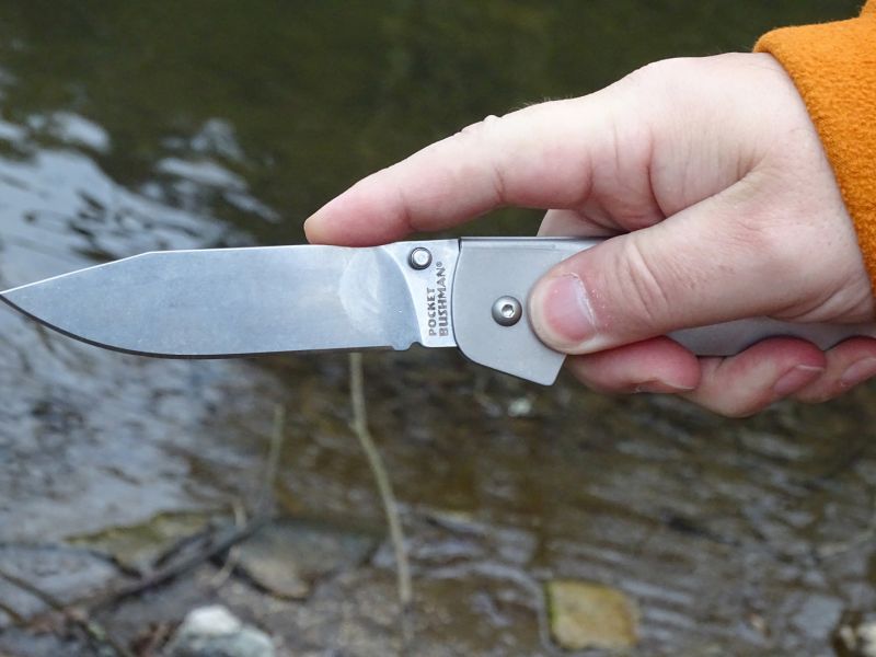 I přes svoji mohutnost se douk-douk od Cold Steel velmi dobře a jistě drží. Ale přeci jen mu bude bližší chlapská tlapa než droboučká ženská ručka. Jeho robustnosti odpovídá i jeho hmotnost, která je 185 gramů.