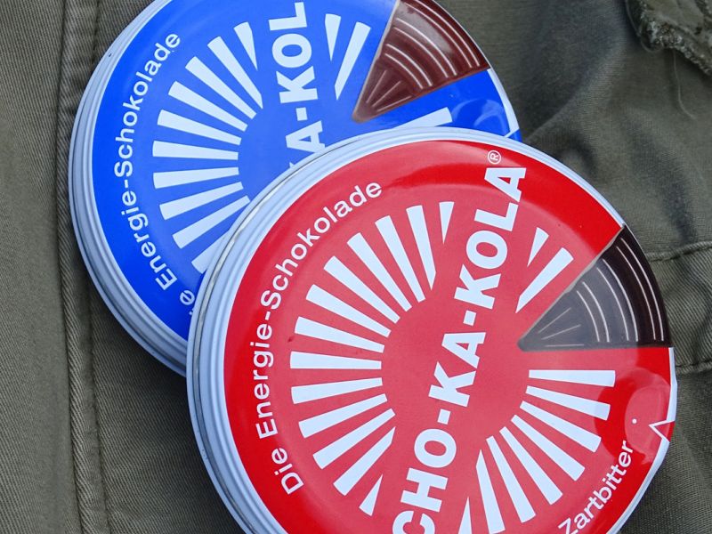 Pěkné a relativně praktické plechové balení scho-ka-koly má však jeden značný nedostatek – nemá závitový uzávěr, čili pokud ji nestáhnete například gumičkou nebo provázkem, reálně hrozí, že se vám v báglu vysype. Cenově se stogramové balení pohybuje v rozmezí 75,- až 95,- korun podle toho, kde nakupujete.