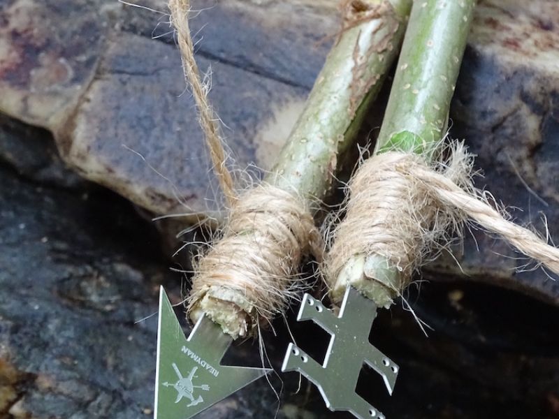 Lovecké hroty bez větších problémů zasadíte do nařízlé větve a stáhnete provázkem, vlascem, drátkem či vhodným přírodním materiálem.