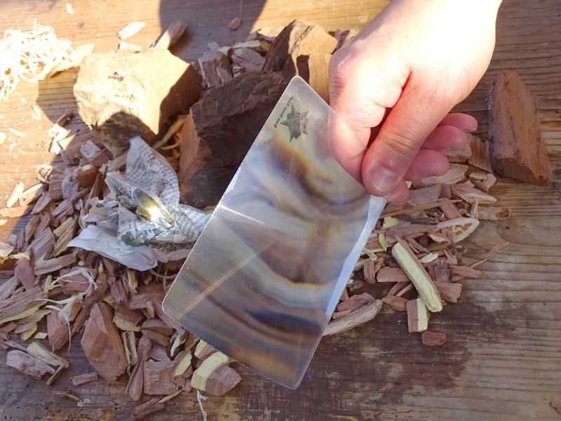 Jednoduše čočku chytnete do jedné ruky a v patřičné vzdálenosti od zapalovaného třeba papíru, vytvoříte ohnisko koncentrované sluneční energie – nejmenší průměr toku světla dopadající na papír. A pak jen chvíli počkáte. Po pár vteřinách vám začne papír doutnat a do minuty již můžete přikládat na hořící papír drobné suché větvičky a chystat oběd...