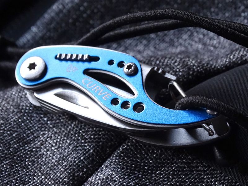 V zavřeným stavu je nožík dlouhej 56 mm, širokej 13 mm a vysokej 18 mm.