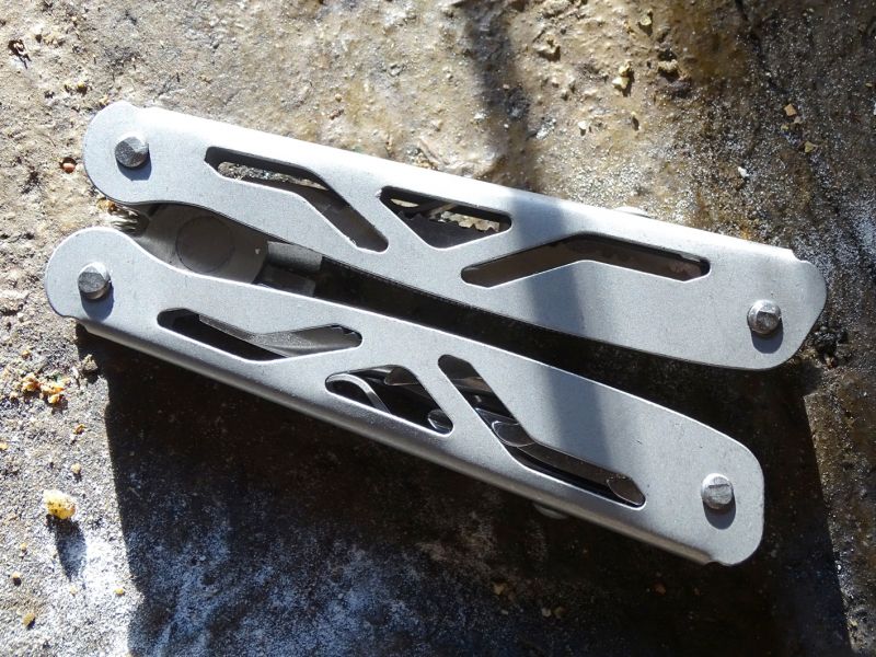 Ve složeném stavu je délka přesně 100 mm, šířka pak 38 mm a výška zůstává shodná – tedy 14 mm.