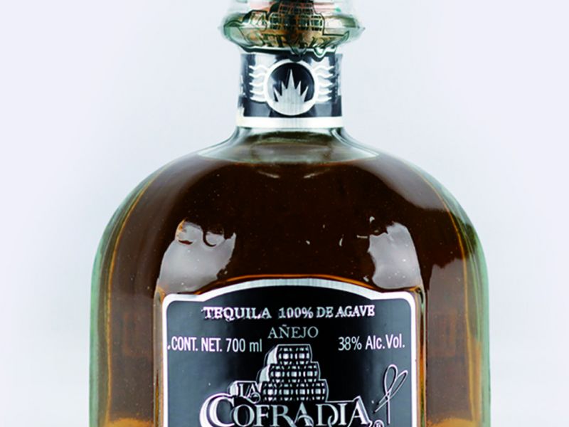 Za top můžeme označit například tuto tequilu Anejo La Cofradia. Je vyrobena ze 100% agáve, je opatřena ochrannou známkou i číslem pálenice, kde vznikla a ležela na dubových sudech více než 12 měsíců. Tuto tequilu opravdu můžeme použít ke zmíněným léčitelským procedůrám.