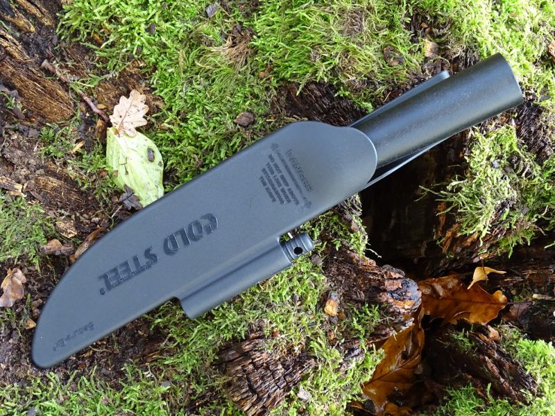 Bushman zasunutý v polymerovém pouzdře. Nůž v něm dobře sedí a snadno se vytahuje.