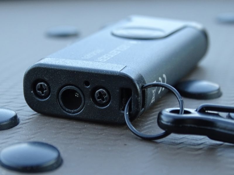 V zadním čele svítilny je zdířka pro připojení kabelu USB a také ocelový „O“ kroužek pro její zavěšení.