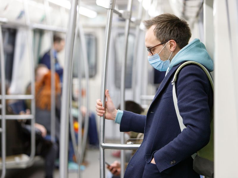 Běžná jednorázová rouška bude určitě díky dostupnosti a pořizovací ceně určitě tou nejčastěji používanou. Pamatujte, že její 100% účinnost vás ochrání pouze několik desítek minut. Následně její účinnost rychle klesá (je to díky vlhkému vzduchu, který přes ni vydechujete). Ale například při pobytu v uzavřených prostorách s jinými lidmi (metro, MHD, apod.) splní svůj účel velmi dobře.