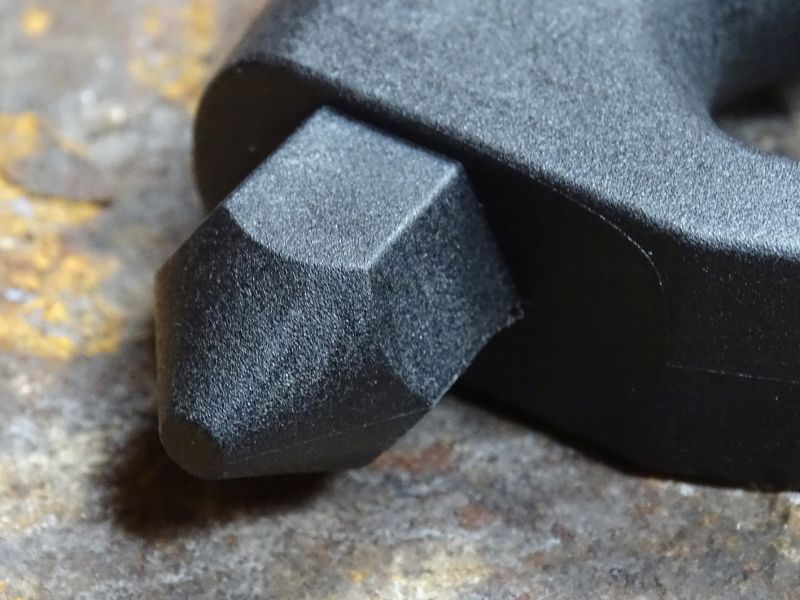 Trn vytvořený na zadní části rukojeti může být použit jako účinná úderová zbtaň.