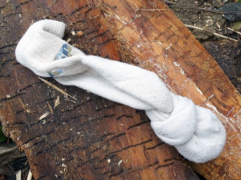 Vytvořenou „hlavici“ bijce zajistíte obyčejným uzlem, který stáhnete až k mincím. Tím je udržíte na správném místě.