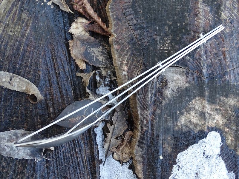 Pohled z boku, jak všechny tři díly drží díky „bajonetovému“ zámku pospolu.