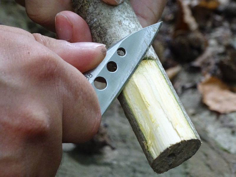 Můžete si za jeho pomoci také patřičně upravit a vytvořit násadu pro kopí, které může být následně využito pro lov ryb či jiné drobné pernaté i srstnaté zvěře. Pro uchycení nože k násadě můžete využít šňůrku dodávanou s nožem.