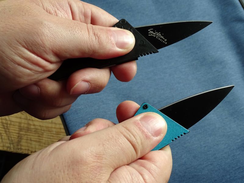 Obě varianty nožů se drží stejně. Vyztužené provedení je logicky tužší, ale na funkci to nemá vliv...