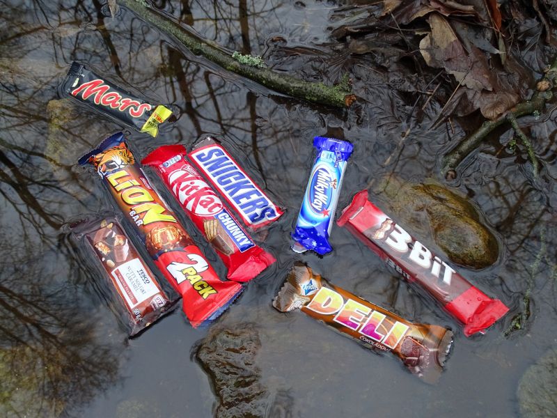 Opakovaně jsem potápěla všechny tyčky do vody potoka. K tyčkám se skrze obal nedostala ani kapka vody. A z testu vzešlo ještě jedno zjištění – všechny tyčky plavou.