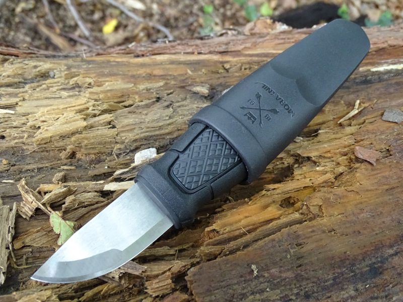 A takto ELDRIS vypadá s nasazeným pouzdrem na rukojeti.