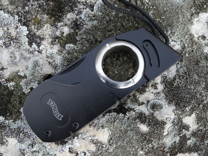 Celkový pohled na zavřený nůž s nasazenou ocelovou sponou