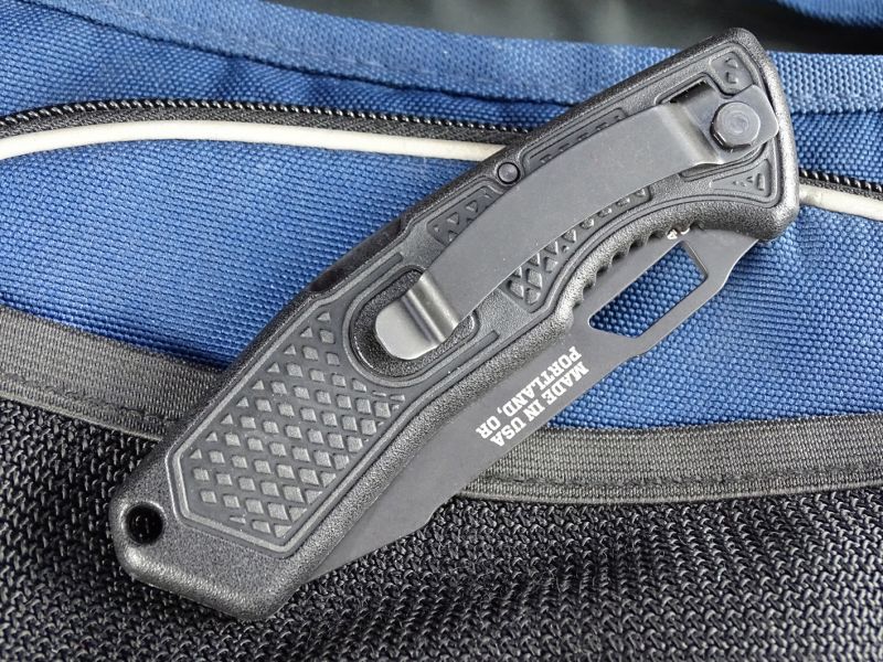 Ocelový klip vám umožní nosit nůž bezpečně uchycený za oděv, opasek nebo část výstroje. V zadní části rukojeti je také vytvořen kruhový otvor pro možné zavěšení nože.