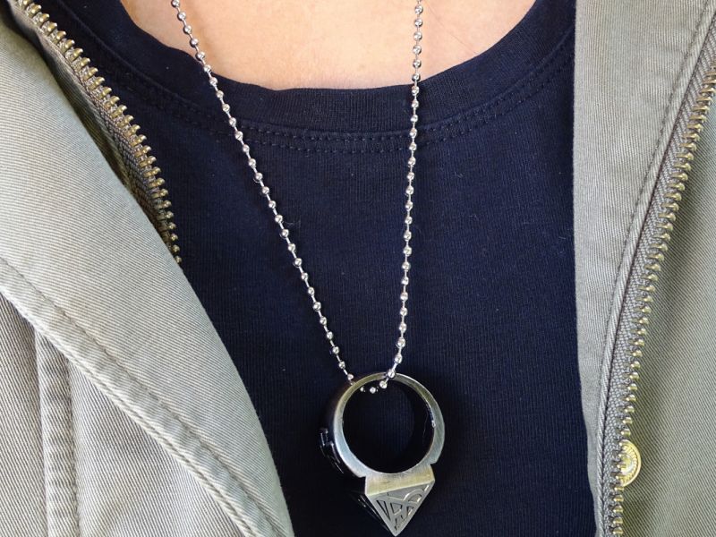 Ale můžete je nosit také jako přívěšek na řetízku na krku. Zde také odvedou svůj kus parády, ale na druhou stranu nemáte svého „bojovníka“ připraveného ihned k akci.