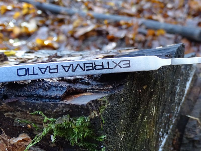 Z horního pohledu je krásně vidět masivnost nože, zejména pak síla robustní rukojeti, která je dlouhá 95 milimetrů.