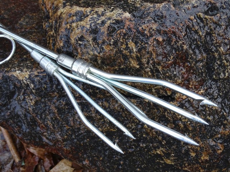 Hrot harpuny je tvořen typickým trojzubcem se zpětnými háčky. Jednotlivé hroty trojzubce jsou u tohoto typu v jedné řadě. Malá tyč Hawai má celkovou šíři trojzubce 34 milimetrů, velká tyč Hawai pak 38 milimetrů. Pro vyšší bezpečnost je spolu s tyčí dodávána také plastová krytka na hrot. Docela praktická věcička – nic si nepropíchnete, ani sami sebe... Pokud jste o ni přišli, buď buďte opatrní, anebo můžete omotat hrot isolepou nebo nějakým starým tričkem a převázat šňůrkou.