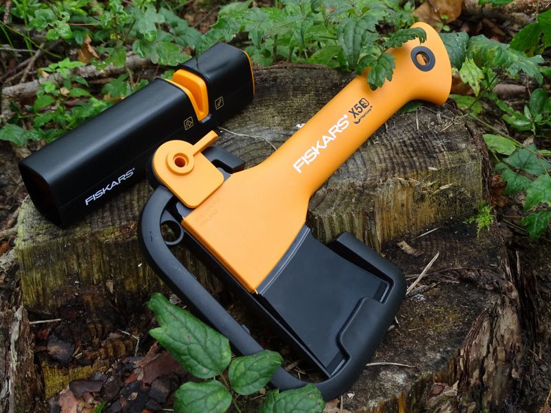 Sekerka XXS se standardně dodává s praktickým pouzdrem opatřeným zámkem pro snadné a bezpečné přenášení. K sekerce si také můžete pořídit velmi uživatelsky přívětivý brousek. V reálném životě se fakt hodí. Dokonce je konstruovaný nejen na broušení seker, ale také universálních nožů Fiskars. Pokud však na čepeli sekerky vytvoříte například zub, je potřeba jej zabrousit pilníkem. Brousek opravdu udržuje v kondici pouze ostrost břitu.