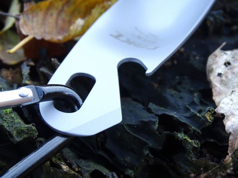 Otevírák na konzervy je funkční, jen je potřeba při protržení plechu konzervy vyvinout trochu síly.