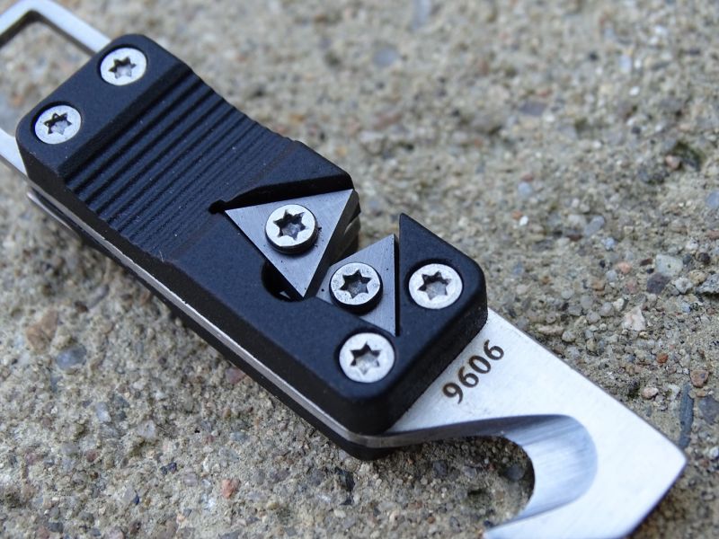 Integrovaný brousek nožů je tvořen dvojicí karbidových ostří.