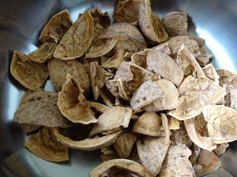 Před louskáním je vhodné skořápky ještě celých ořechů očistit.