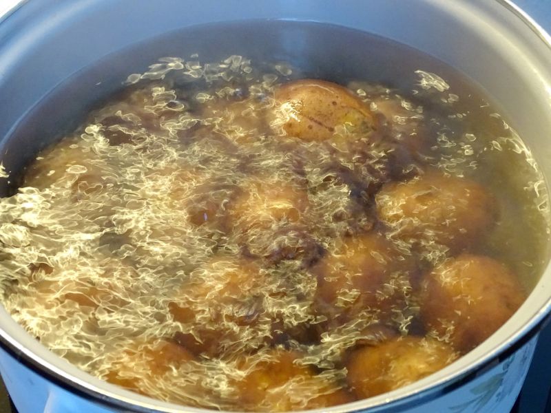 Pokud vaříme brambory ve slupce nemusíme brambory okrajovat, ale o to více musíme dbát na jejich čistotu a pozorné vyřezání všech kazů. Slupky také obsahují velkou část minerálních látek a vitamínů, které v bramboře můžeme najít.