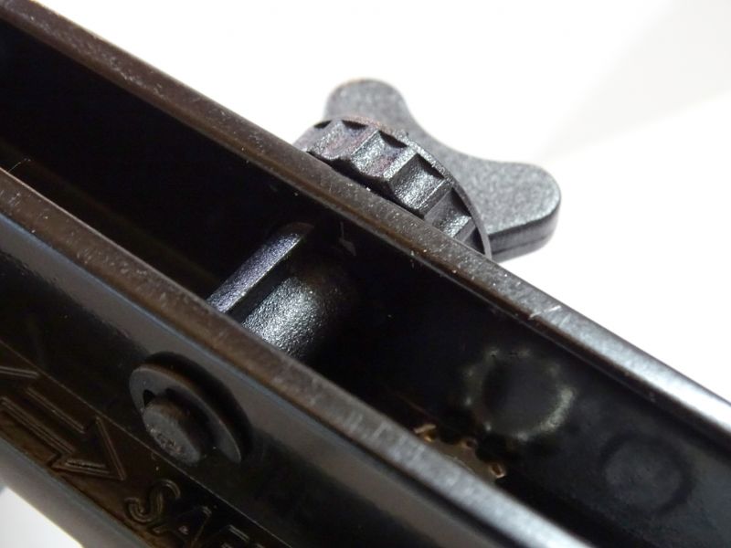 Nevýhodou jinak velmi přínosného náklonu je použití méně trvanlivého polymeru na jeho výrobu.